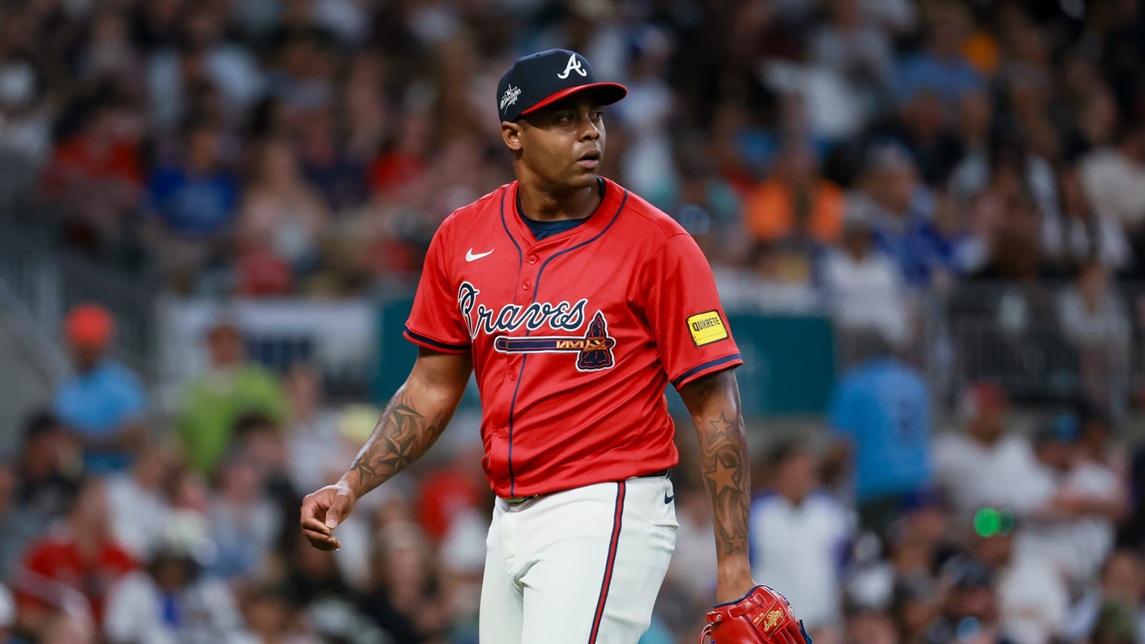 Raisel Iglesias destaca como líder entre relevistas cubanos en la MLB