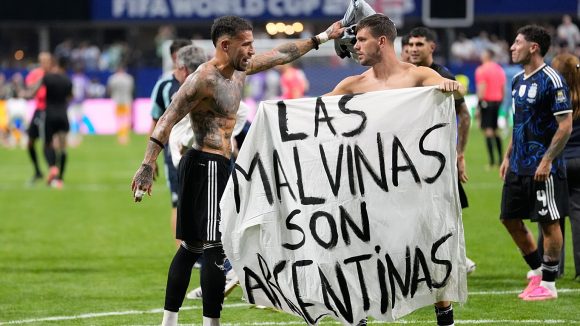FIFA no sanciona a jugadores argentinos por pancarta de Malvinas