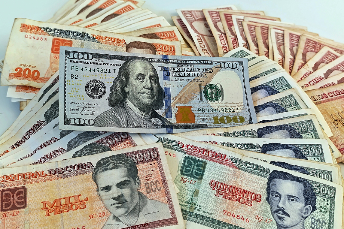 Dólar supera los 590 pesos