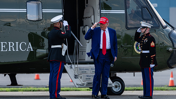 Aprobación de Trump cae a mínimo histórico por conflicto con Irán