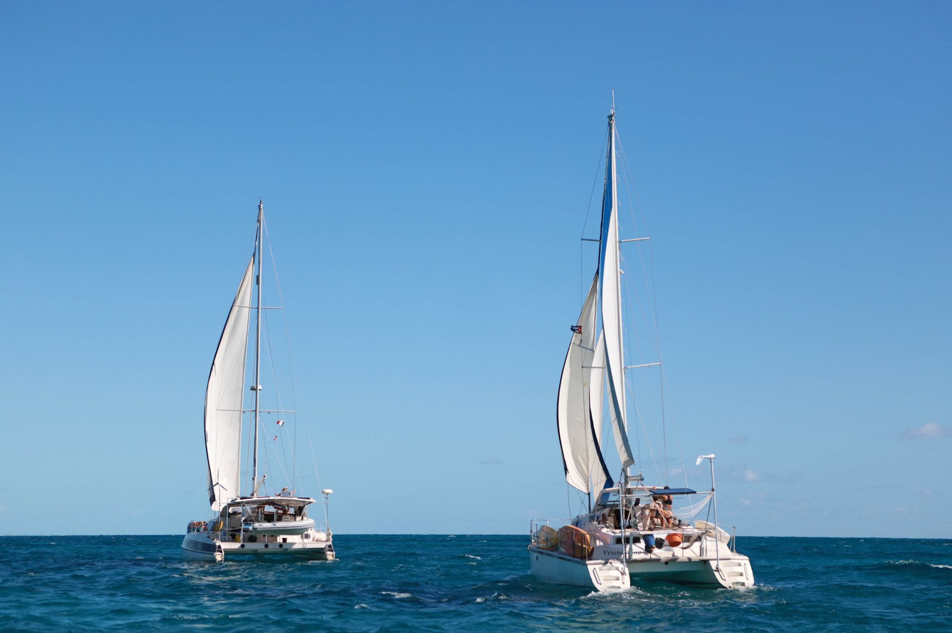 Guardia Costera de EE.UU. confirma ubicación de veleros con ayuda para Cuba