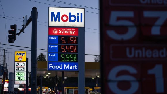 Precio de la gasolina en EE.UU. supera los $4 por galón: impacto económico y social