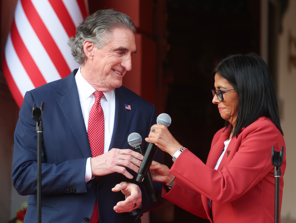 Delcy Rodríguez se reúne con secretario del Interior de EE.UU. en Venezuela