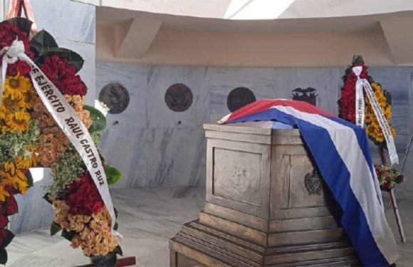 Raúl y Díaz-Canel rinden homenaje a José Martí
