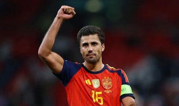 España vence a Inglaterra 3-2 en su debut como campeona del mundo en Wembley
