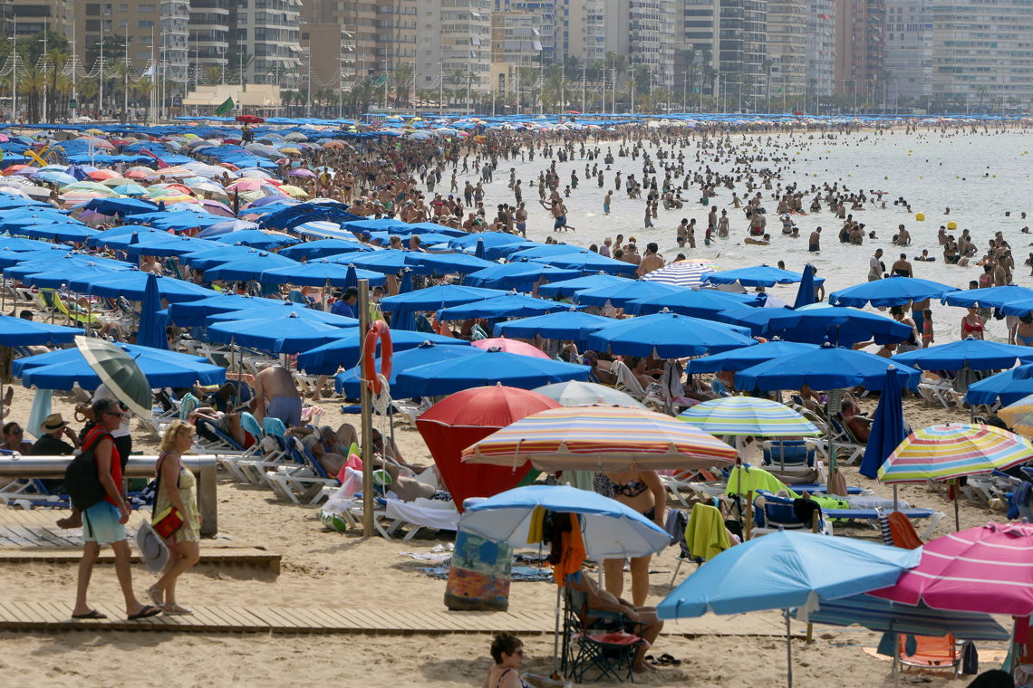 Turismo global: beneficios económicos vs. impacto ambiental y social