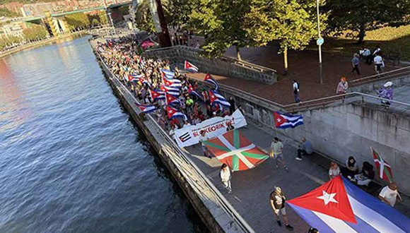Miles marchan en Bilbao en solidaridad con Cuba contra el bloqueo