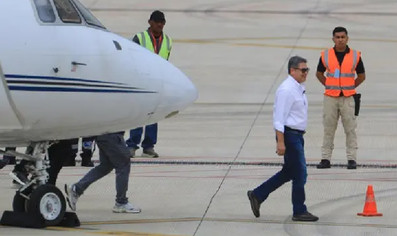 Juan Orlando Hernández regresa a Honduras tras indulto de EE.UU. en medio de protestas