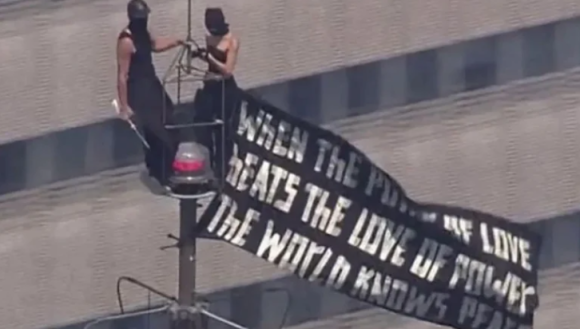 Pareja escala el Empire State para mensaje de paz y propuesta matrimonial