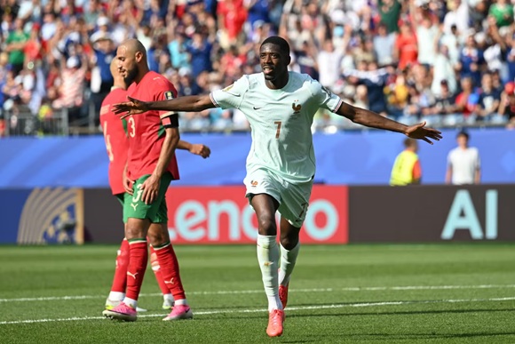 Francia vence 2-0 a Marruecos