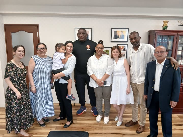 Mijaín López, leyenda olímpica, visita la Embajada de Cuba en Japón