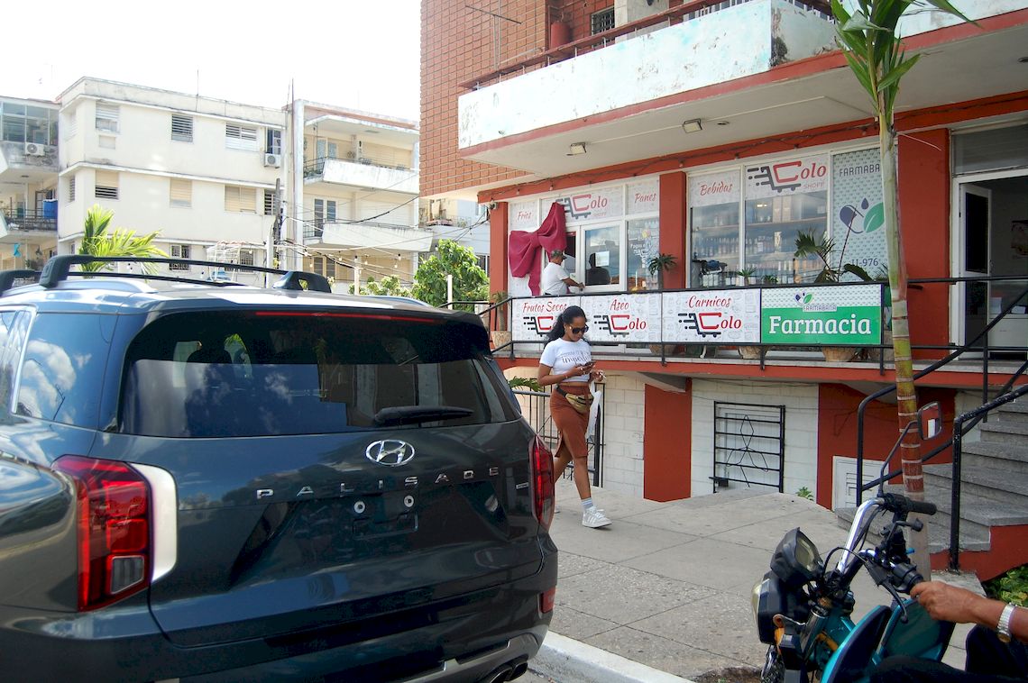 Cuba abre a minería y farmacias privadas