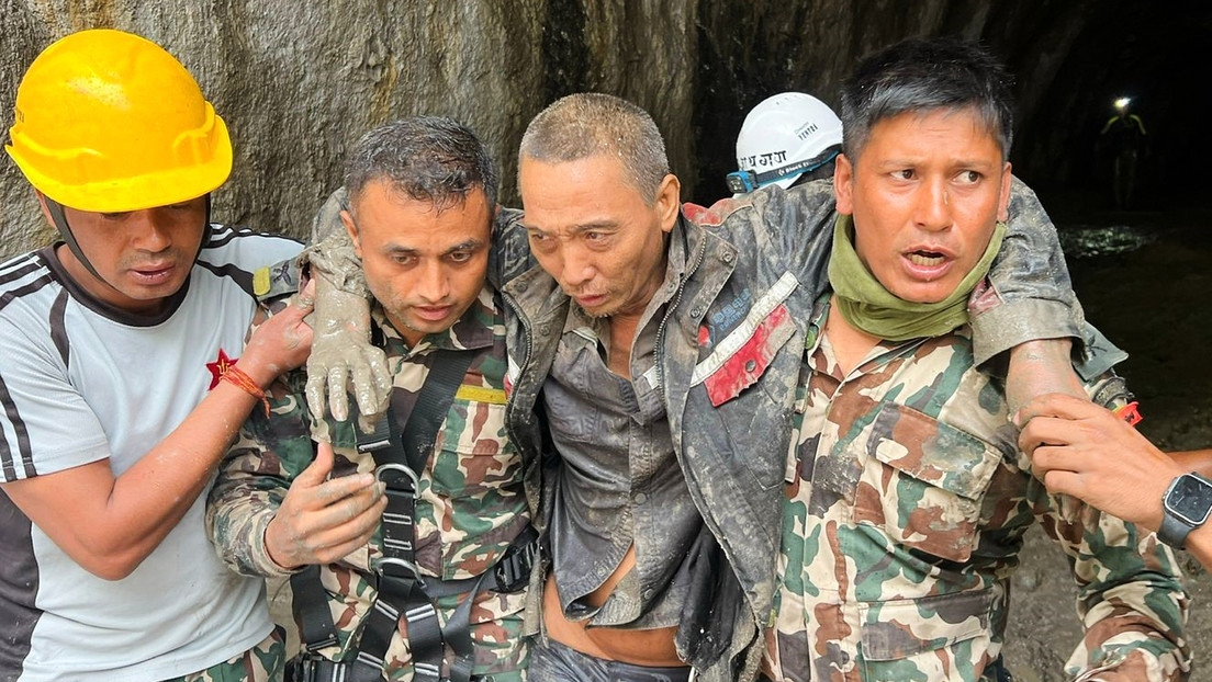 Rescatan a trabajador chino tras 10 días atrapado en túnel inundado en Nepal