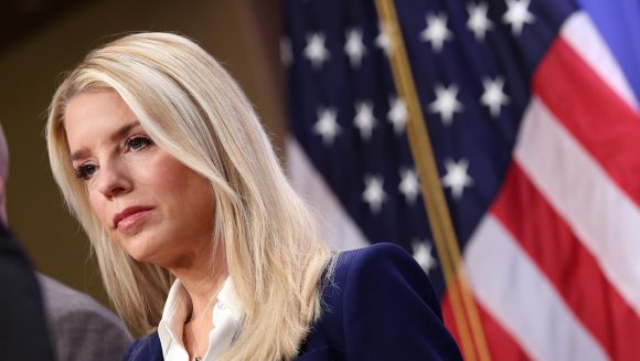 Trump destituye a la fiscal general Pam Bondi