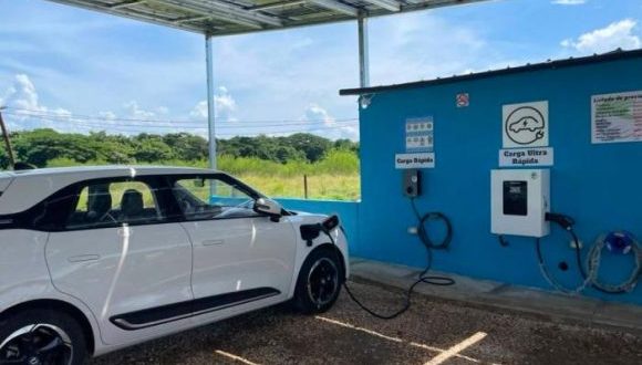Cuba inaugura primera estación de carga solar para vehículos eléctricos en Santa Clara
