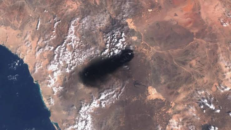 Ataques con drones y misiles paralizan oleoducto estratégico de Arabia Saudí