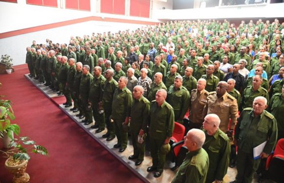 Raúl Castro felicita al Ejército Occidental por su 65 aniversario