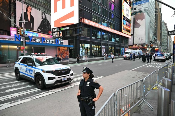Ataque mortal en Times Square: una víctima y la agresora fallecen en incidente con la