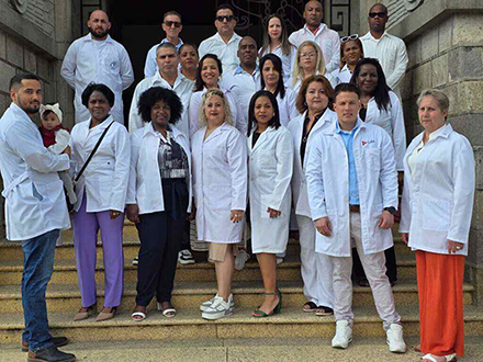 Guatemala reconoce a 22 médicos cubanos
