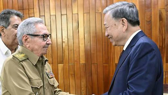 Raúl Castro felicita a Tô Lâm por su elección como presidente de Vietnam