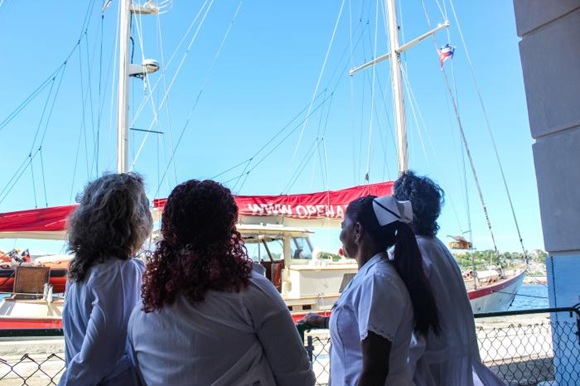 Velero Astral de Open Arms entrega siete toneladas de ayuda humanitaria a Cuba