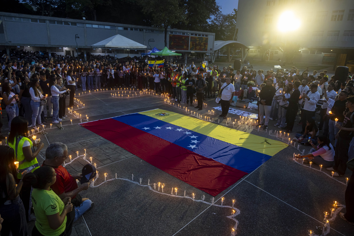 Venezuela condecora a rescatistas cubanos tras terremotos que dejan 3342 muertos