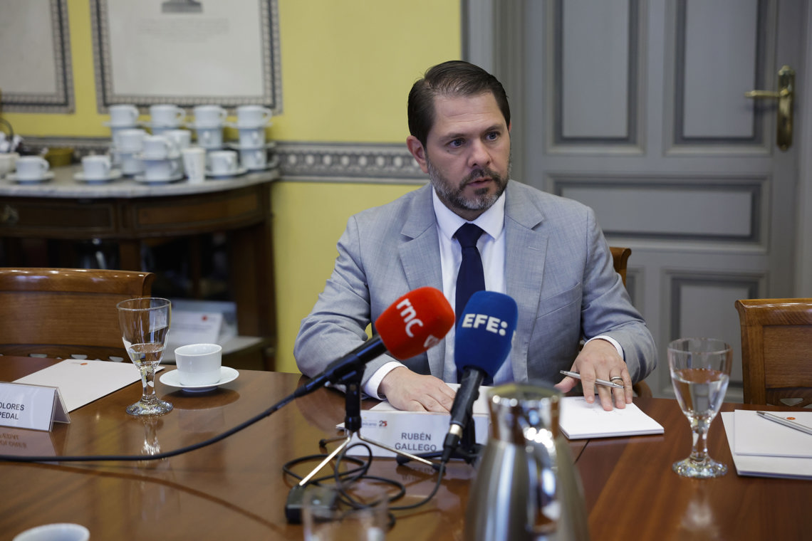 Senador Rubén Gallego acusa a Marco Rubio de obsesión con Cuba