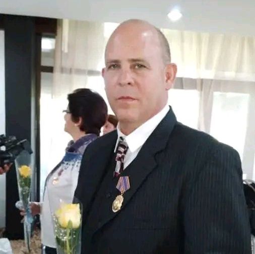 Francia condecora a director cubano