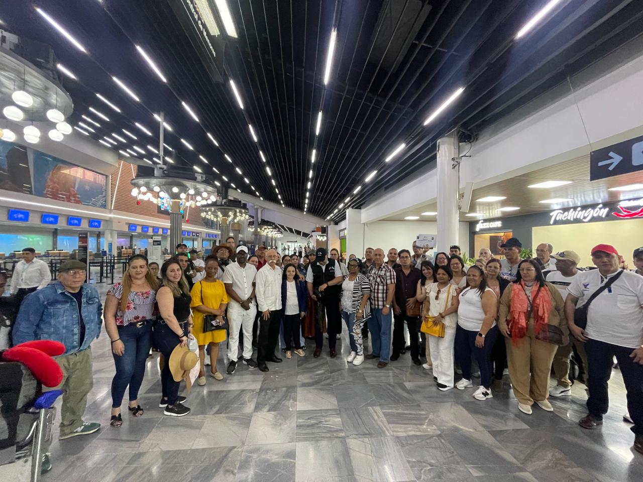 Honduras cancela convenio con Cuba y médicos cubanos regresan a su país