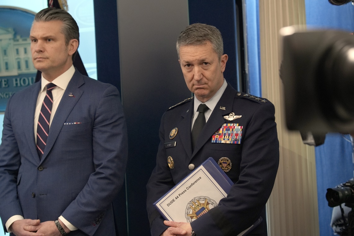 Pete Hegseth califica de “victoria histórica” la ofensiva contra Irán, pese a críticas