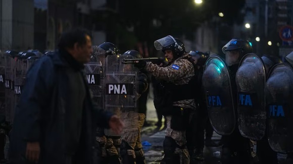 Protestas en Argentina contra reforma de Ley de Tierras terminan en represión policial