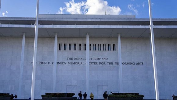 Demanda busca bloquear renovaciones en el Centro Kennedy impulsadas por Trump