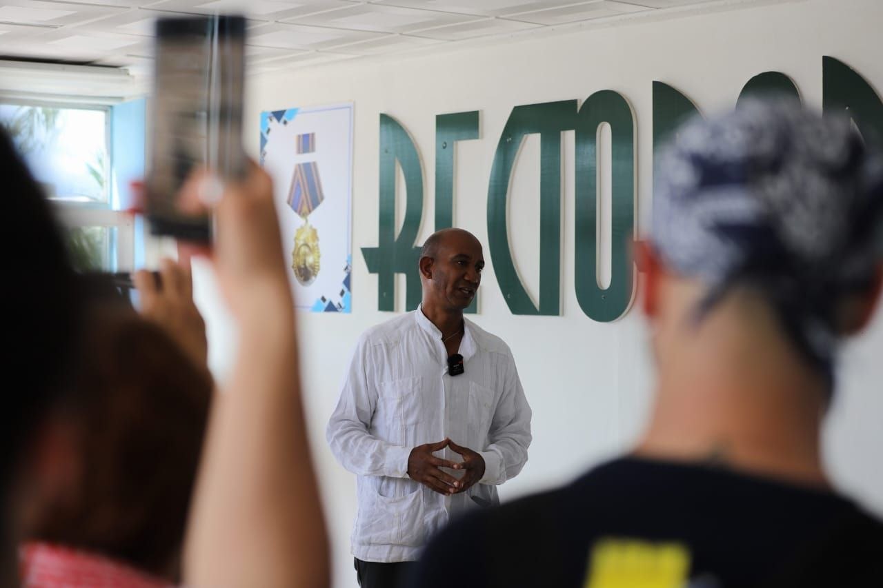 Convoy europeo 'Primero de Mayo' visita Universidad de Ciencias Médicas en Santiago de