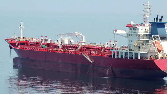 Petrolero chino desafía bloqueo en Ormuz