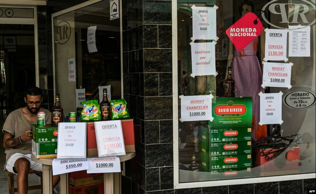 Impuesto en dólares afecta bebidas importadas