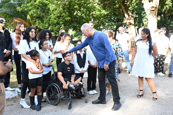 Díaz-Canel visita centros económicos y recreativos en La Habana