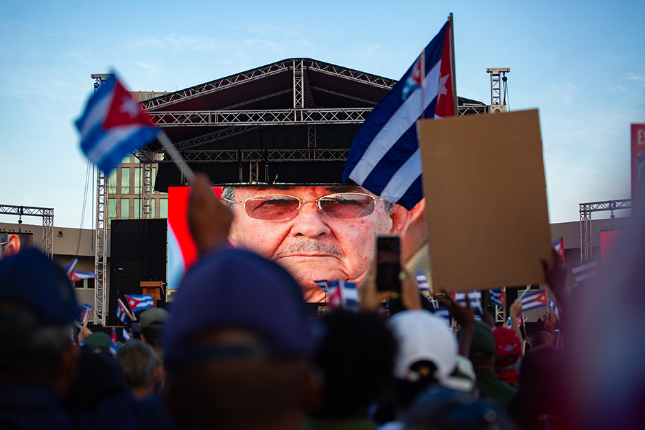 Miles de cubanos se concentran en La Habana en apoyo a Raúl Castro y la Revolución