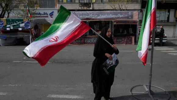 Trump aplaza ataques a centrales eléctricas de Irán y extiende negociaciones