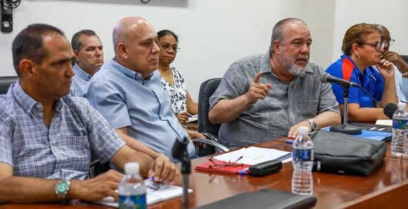 Manuel Marrero Cruz dirige sesión por crisis energética
