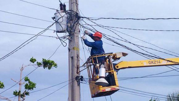 Unión Eléctrica realiza operación técnica en La Habana para mejorar redes eléctricas