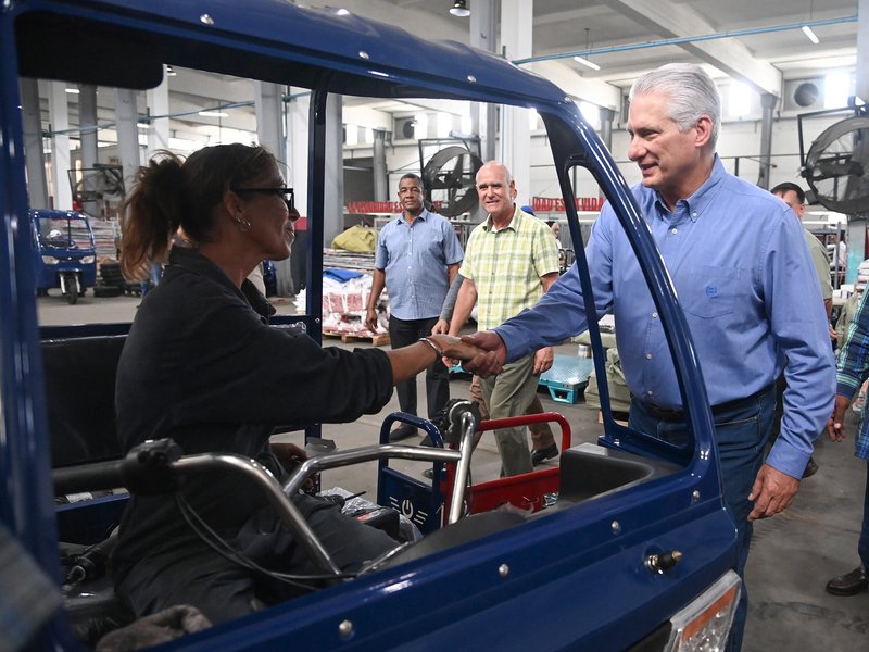 Díaz-Canel visita fábrica de vehículos eléctricos