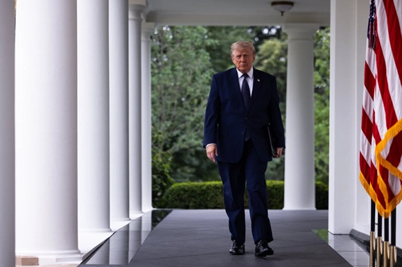 Trump recibe 2 millones de dólares