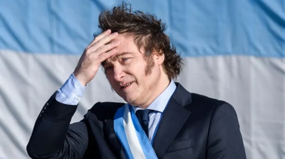 Milei enfrenta críticas por su gestión económica y uso del tema Malvinas